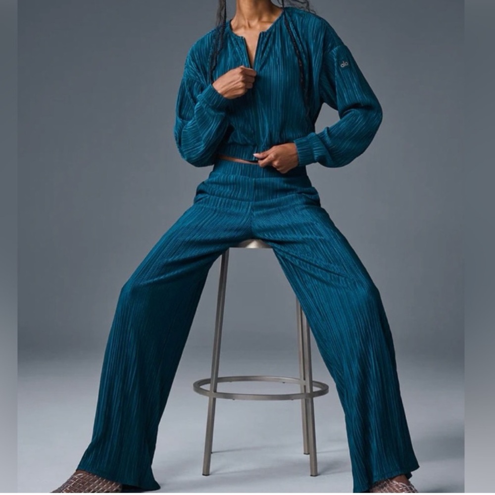 ALO YOGA High-Waist Micro Plisse Straight Leg Pant
NWT Eclipse Blue | S - Picture 8 of 8